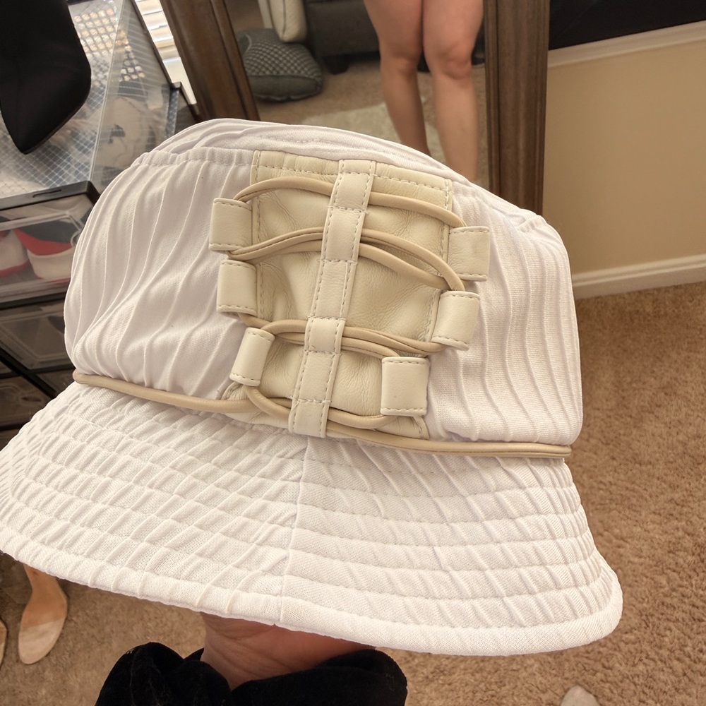 Maniere de Voir -White and Cream Women's Bucket Hat